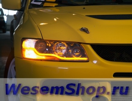 Светодиодная лента SHO-ME SL-60-WY в мягком корпусе с желтыми и белыми светодиодами. Лента быстро и легко устанавливается в фары автомобиля для подсветки и индикации поворота.